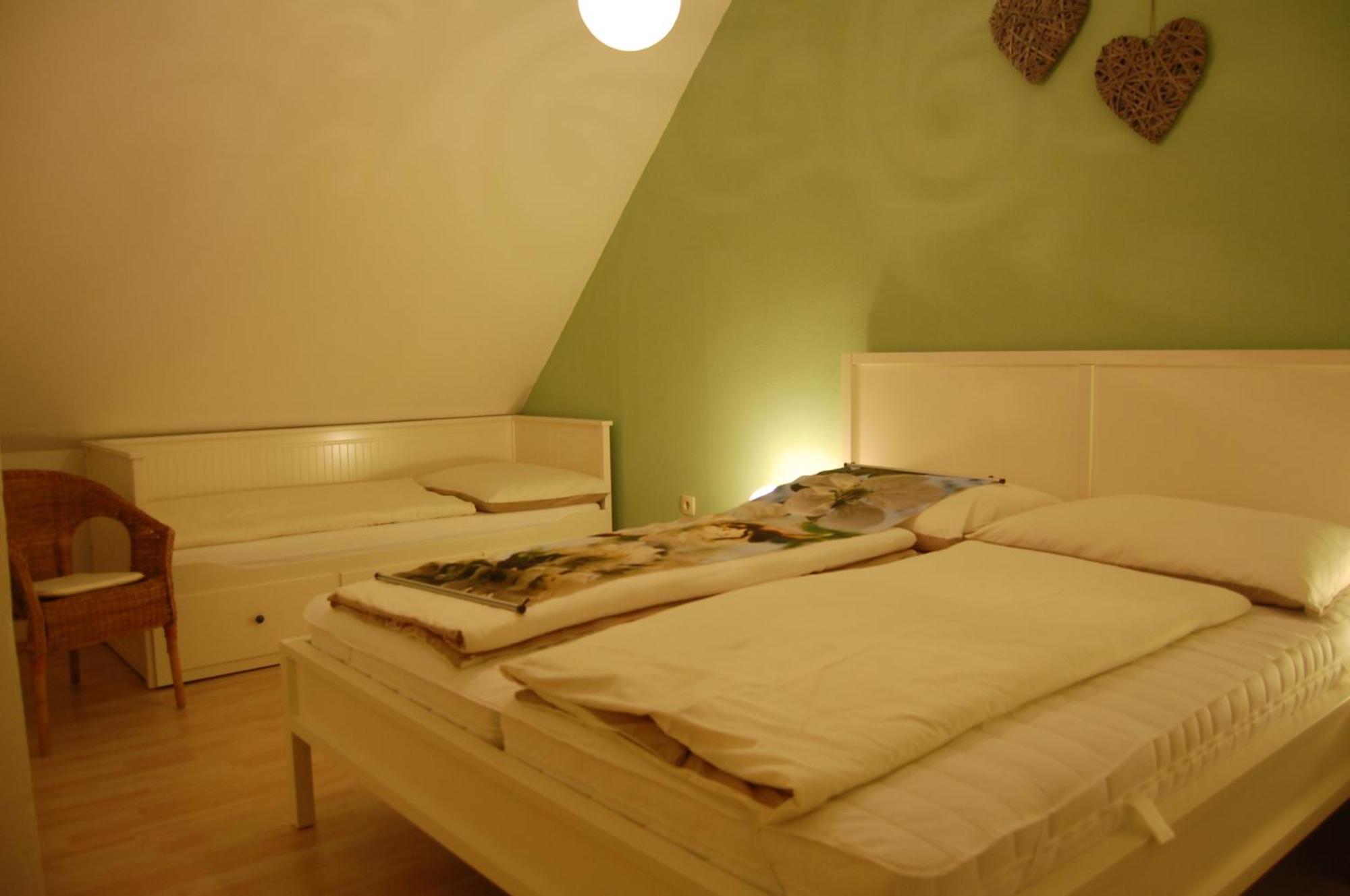 Hofgassl Zentgraf Bed & Breakfast Moerbisch Am See Exterior photo