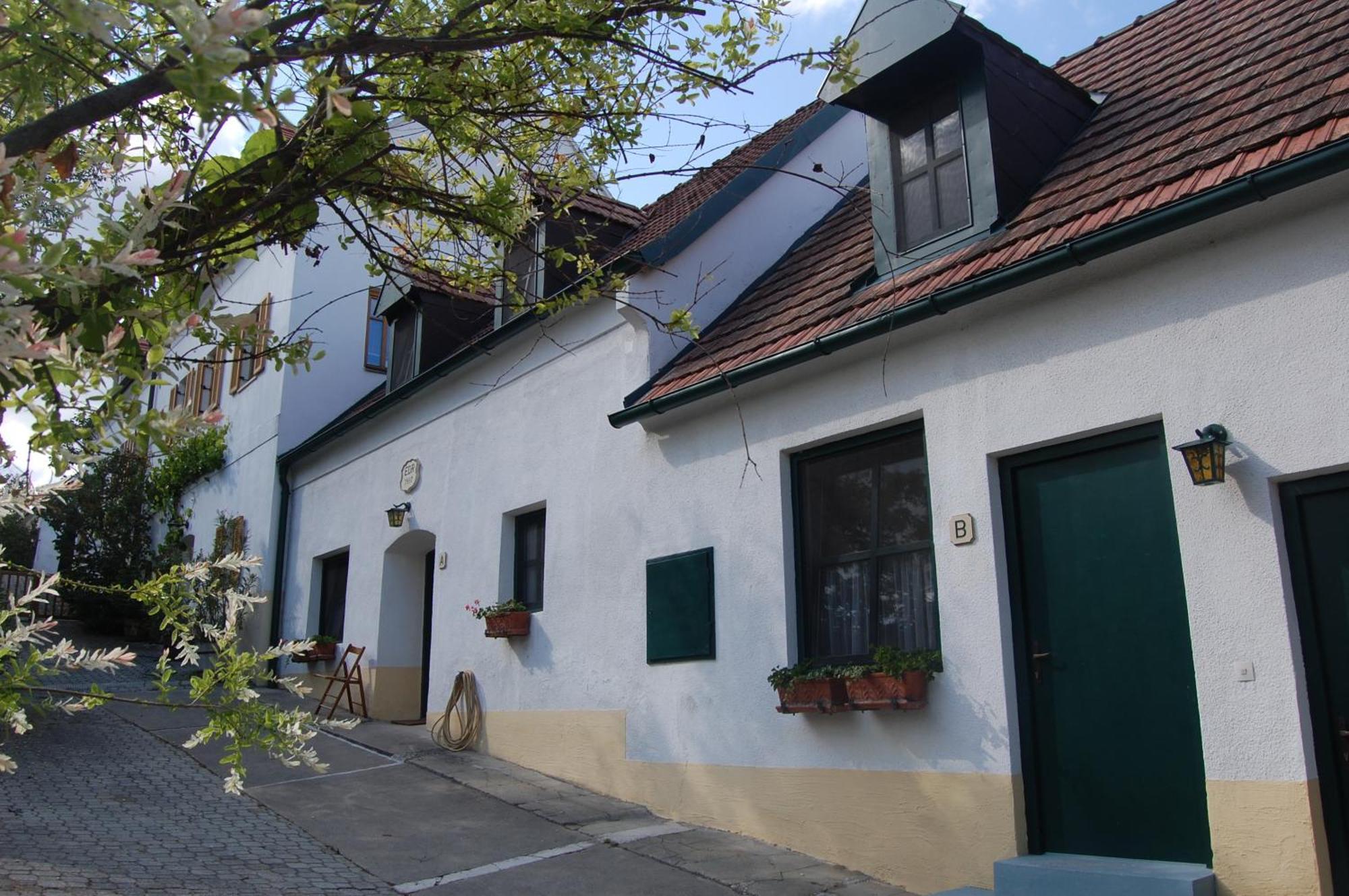 Hofgassl Zentgraf Bed & Breakfast Moerbisch Am See Exterior photo