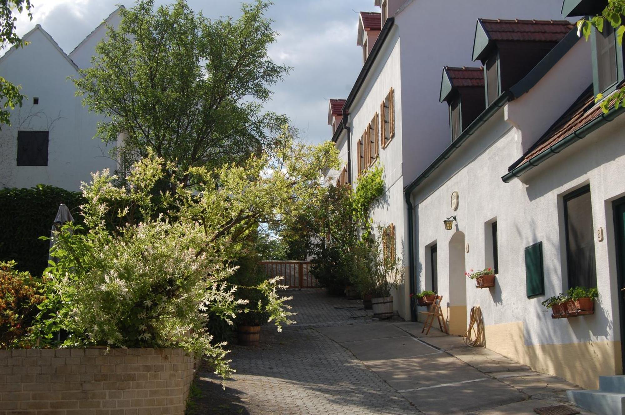 Hofgassl Zentgraf Bed & Breakfast Moerbisch Am See Exterior photo